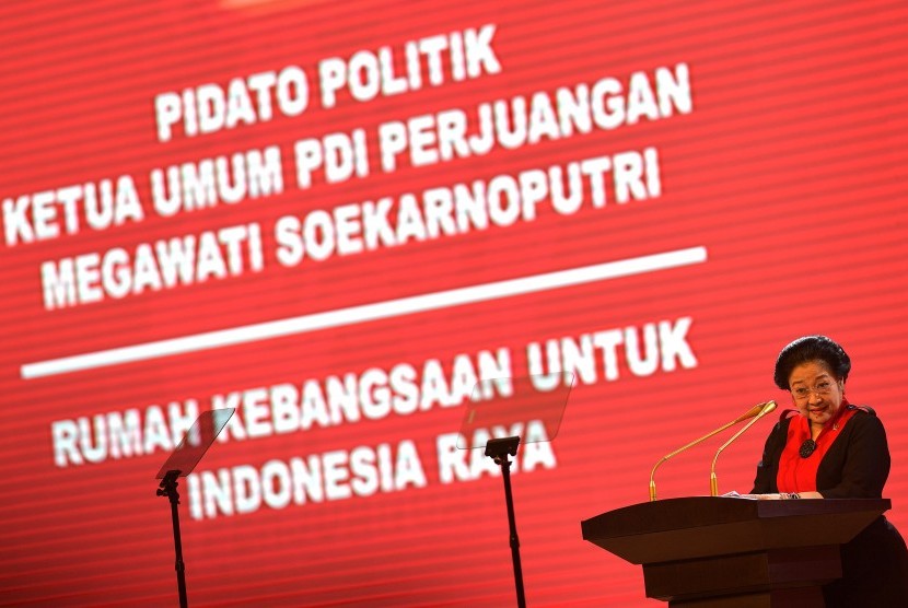 Ketua Umum PDI Perjuangan Megawati Soekarnoputri menyampaikan pidato politiknya pada acara Perayaan Hari Ulang Tahun (HUT) ke-44 PDI Perjuangan di JCC, Senayan, Jakarta, Selasa (10/1). 
