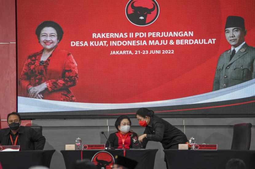 Ketua Umum PDI Perjuangan Megawati Soekarnoputri (tengah) berbincang dengan Ketua Dewan Pimpinan Pusat (DPP) Puan Maharani (kanan).