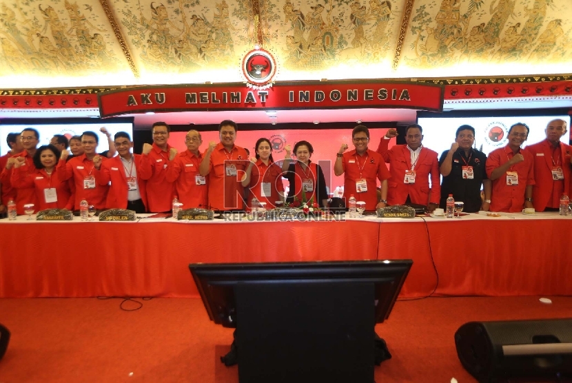 Ketua Umum PDI Perjuangan Megawati Soekarnoputri (tengah) berfoto bersama pengurus inti PDI Perjuangan pada Kongres IV PDI Perjuangan di Hotel Inna Grand Bali Beach, Sanur, Bali, Jumat (10/4). (Republika/Tahta Aidilla)