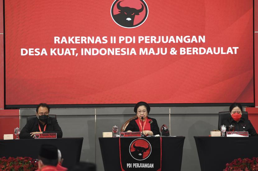 Ketua Umum PDI Perjuangan Megawati Soekarnoputri (tengah) didampingi Ketua DPP Puan Maharani (kanan) dan Ketua DPP Bidang Ekonomi Kreatif dan Ekonomi Digital Prananda Prabowo (kiri) menyampaikan paparan saat paripurna pertama dalam Rapat Kerja Nasional (Rakernas) II PDI Perjuangan di Jakarta, Selasa (21/6/2022). Rakernas II PDI Perjuangan yang berlangsung hingga 23 Juni mendatang tersebut bertemakan Desa Kuat, Indonesia Maju dan Berdaulat dengan sub tema Desa Taman Sari Kemajuan Nusantara. 