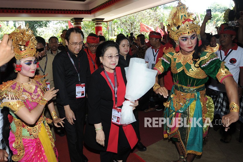 Ketua Umum PDI Perjuangan Megawati Soekarnoputri (tengah) didampingi Politikus PDI Perjuangan Puan Maharani (kedua kanan) dan Politikus PDI Perjuangan Prananda Prabowo (kedua kiri) berjalan memasuki ruangan Pembukaan Kongres V PDI Perjuangan di Sanur, Denpasar, Bali, Kamis (8/8/2019). 