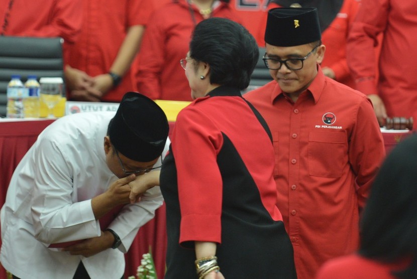 Ketua Umum PDI Perjuangan Megawati Soekarnoputri (tengah) menyalami pasangan Gubernur dan Wakil Gubernur Jawa Timur Saifullah Yusuf (kiri) dan pasangannya Azwar Annas ketika rakor pengumuman calon gubernur dan wakil gubernur di Kantor DPP PDI Perjuangan Jakarta, Minggu (15/10).