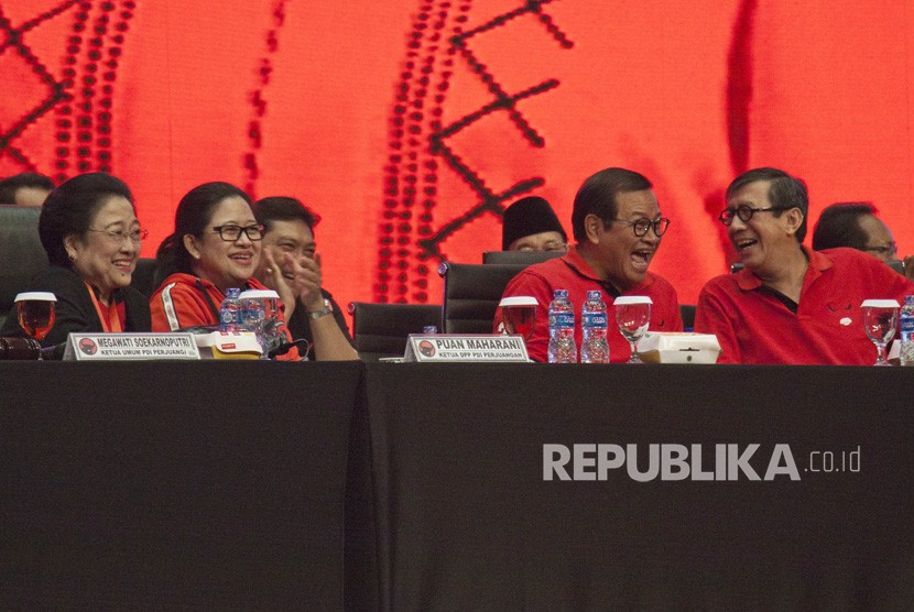 Ketua Umum PDI Perjuangan Megawati Sukarnoputri (kiri) bersama Menko Bidang Pembangunan Manusia dan Kebudayaan Puan Maharani (kedua kiri), Seskab Pramono Anung (kedua kanan), Menteri Hukum dan Hak Asasi Manusia Yasonna Laoly (kanan) hadir dalam Rapat Koordinasi Nasional (Rakornas) PDI Perjuangan di JIExpo Kemayoran, Jakarta, Jumat (11/1/2019). 