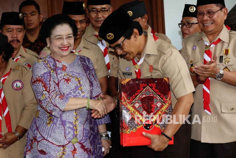 Ketua Umum PDI Perjuangan yang juga mantan Presiden Megawati Soekarnoputri (kiri) dan Ketua Kwartir Nasional Gerakan Pramuka Adhyaksa Dault (kedua kanan) memberikan keterangan pers usai melakukan pertemuan di Jalan Teuku Umar, Menteng, Jakarta Pusat,  