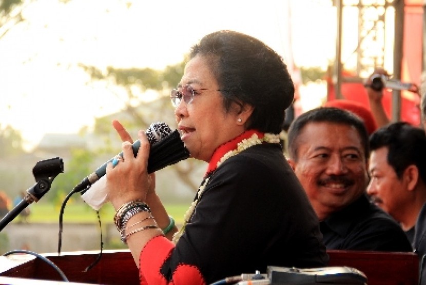 Ketua Umum PDIP Megawati Soekarnoputri bersama Bambang DH.