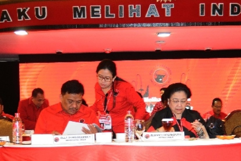 Ketua Umum PDIP Megawati Soekarnoputri bersama Ketua DPP Puan Maharani dan Bendahara Umum Olly Dondokambey.