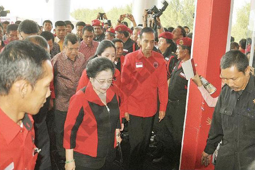 Ketua Umum PDIP, Megawati Soekarnoputri bersama presiden terpilih Joko Widodo tiba di arena Rakernas IV PDIP di Semarang, Jumat (19/9).