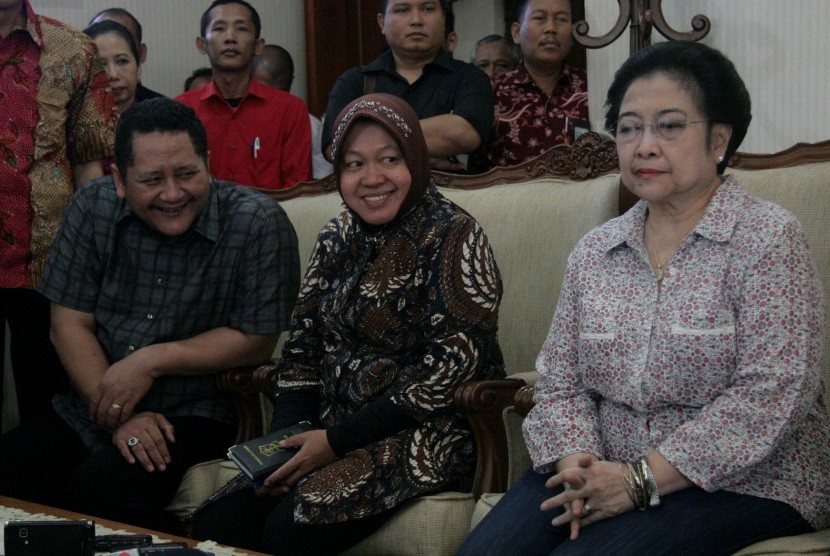Ketua Umum PDIP Megawati Soekarnoputri (kanan) didampingi Wali Kota Surabaya Tri Rismaharini (tengah), Wakil Wali Kota Surabaya Wisnu Sakti Bhuana (kiri)
