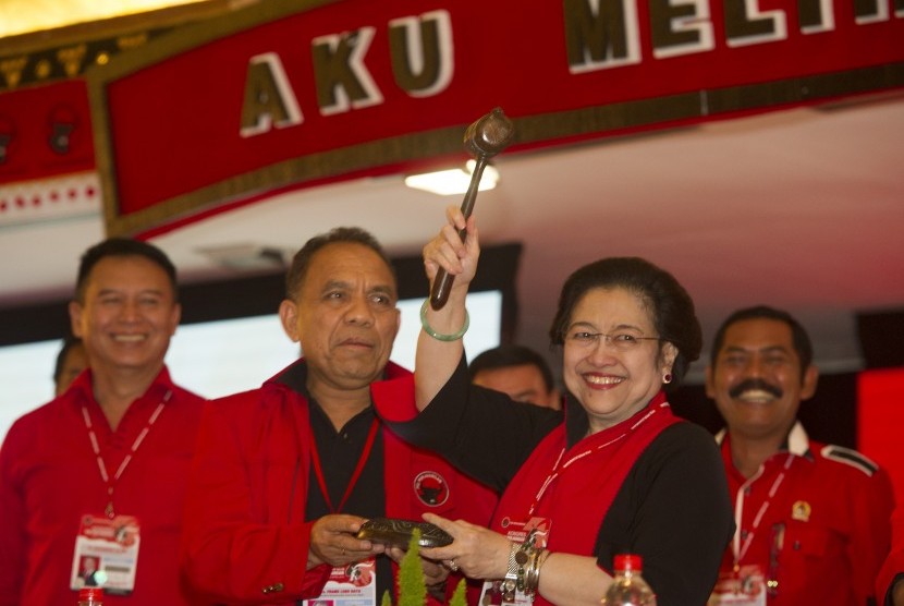 Ketua Umum PDIP Megawati Soekarnoputri (kedua kanan) menerima palu dari Pimpinan Sidang Frans Lebu Raya (kedua kiri) seusai pengumuman pengurus DPP PDIP pada Kongres IV PDI Perjuangan di Hotel Inna Grand Bali Beach, Sanur, Bali, Jumat (10/4).