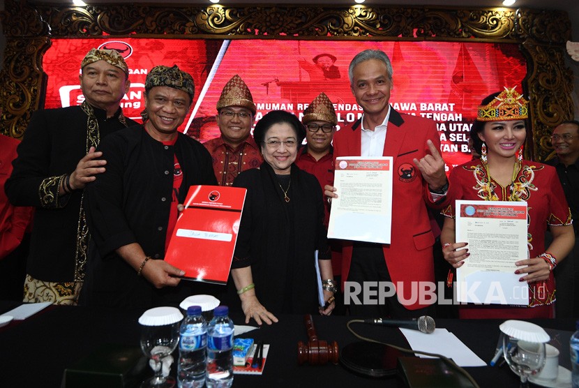 Ketua Umum PDIP Megawati Soekarnoputri (tengah) bersama para bakal calon gubernur dan wakil gubernur (kiri ke kanan) TB Hasanuddin-Anton Charliyan (pilkada Jabar), Dodi Reza Alex Noerdin-Giri Ramanda Kiemas (pilkada Sumsel), Ganjar Pranowo (cagub Jateng) dan Karolin Margret Natasa (cagub Kalbar) berfoto bersama di kantor DPP PDIP, Lenteng Agung, Jakarta Selatan, Ahad (7/1). 