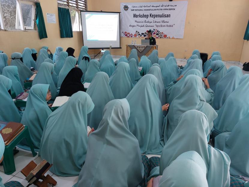 Ketua Umum Pemuda Hidayatullah dan Humas Laznas BMH Imam Nawawi menjadi narasumber workshop kepenulisan yang diadakan oleh santri putri SMP Hidayatullah Depok, Rabu (21/12/2022).