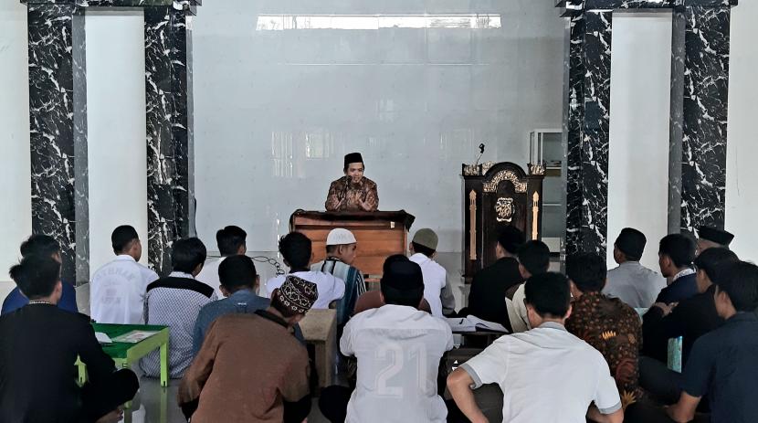 Ketua Umum Pemuda Hidayatullah, Imam Nawawi  memberikan pembekalan kepada para santri Sekolah DI Hidayatullah Parepare, Senin (10/8).