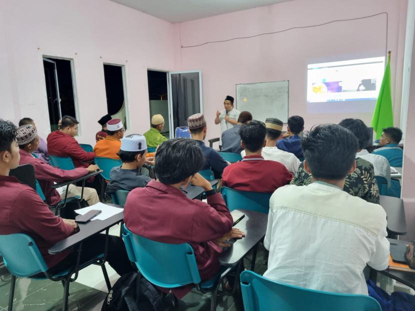 Ketua Umum Pemuda Hidayatullah Imam Nawawi memberikan kuliah Malam Ahad yang diselenggarakan oleh Sekolah Tinggi Ilmu Tarbiyah Mumtaz Tanjung Balai Karimun, Riau, Sabtu (24/9/2022).
