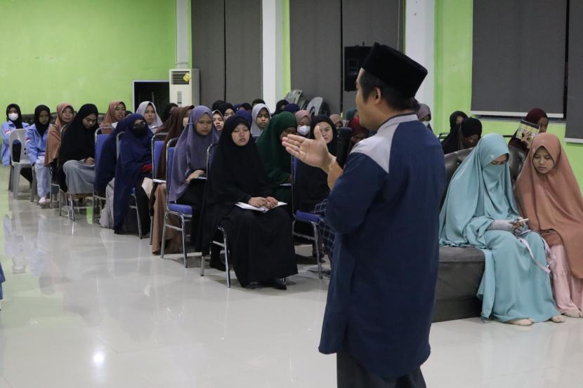 Ketua Umum Pemuda Hidayatullah Imam Nawawi menjadi narasumber diskusi dengan mahasiswi STIT Hidayatullah Batam dan IAI Abdullah Said.