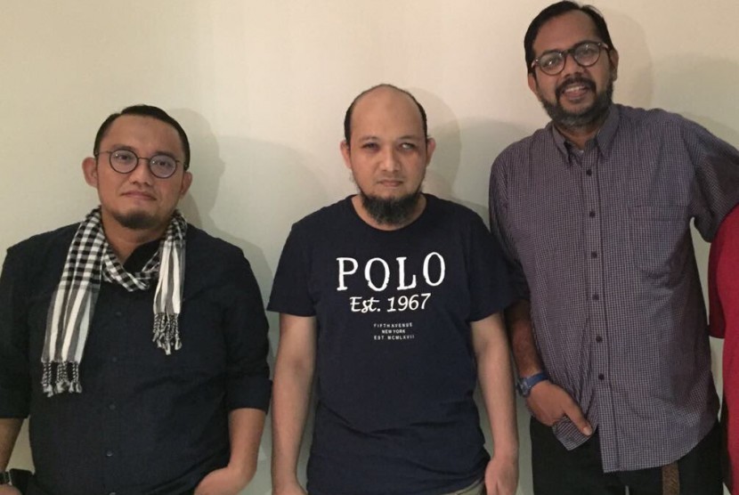 Ketua Umum Pemuda Muhammadiyah Dahnil Anzar (kiri) berfoto bersama Novel Baswedan dan aktivis Kontras, Haris Azhar.