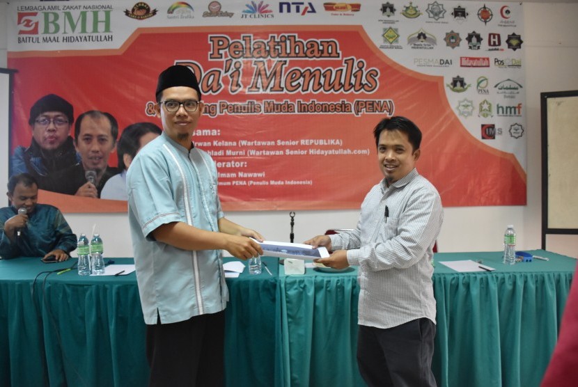 Ketua Umum PENA, Imam Nawawi (kanan) menyerahkan dokumen secara simbolis kepada Ketua PENA Jabodebek, Hidayatullah di Islamic Center Bekasi, Jawa Barat, Ahad (20/1).