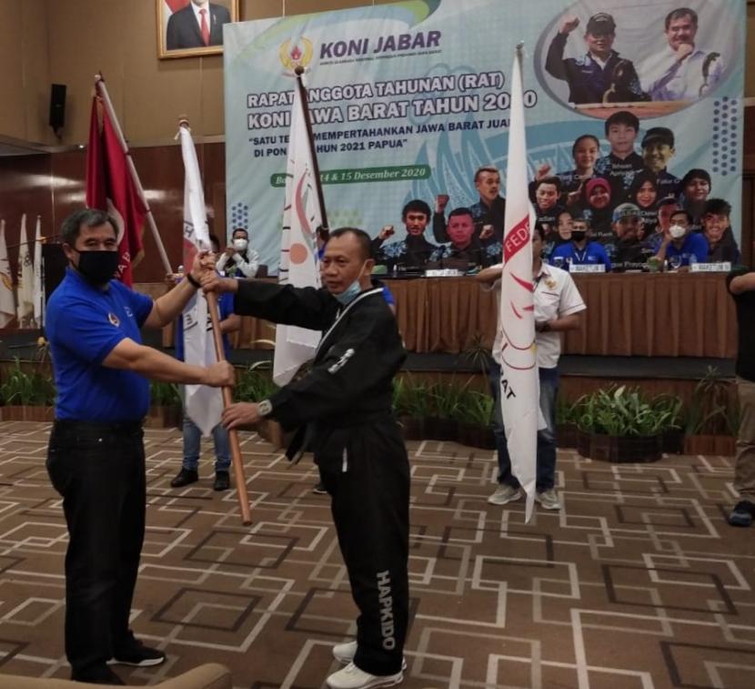 Ketua Umum Pengprov Hapkido Jabar, Slamet Suhari (kanan), menerima panji olahraga dari Ketua Umum KONI Jabar, Ahmad Syaefudin