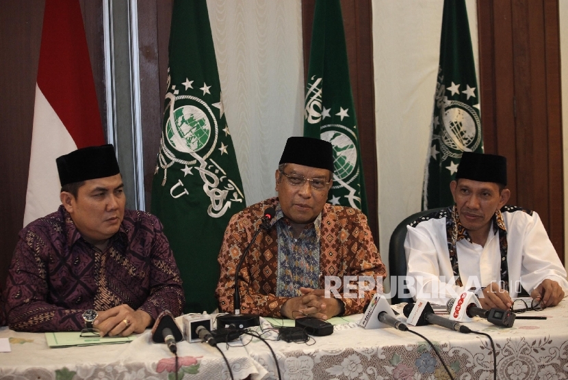 Ketua Umum Pengurus Besar Nahdatul Ulama (PBNU) KH Said Aqil Siroj (tengah), didampingi Sekjen PBNU Helmy Faishal Zaini(kiri), dan Ketua bidang Hukum Robikin Emhas (kanan)saat memberikan keterangan pers (Ilustrasi)