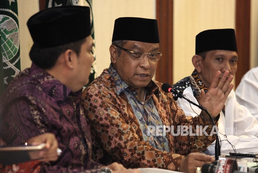 Ketua Umum Pengurus Besar Nahdatul Ulama (PBNU) KH Said Aqil Siroj (tengah) dan Ketua bidang Hukum Robikin Emhas (kanan).