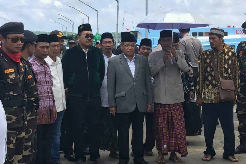 Ketua Umum Pengurus Besar Nahdlatul Ulama KH Said Aqil Siradj (tengah)