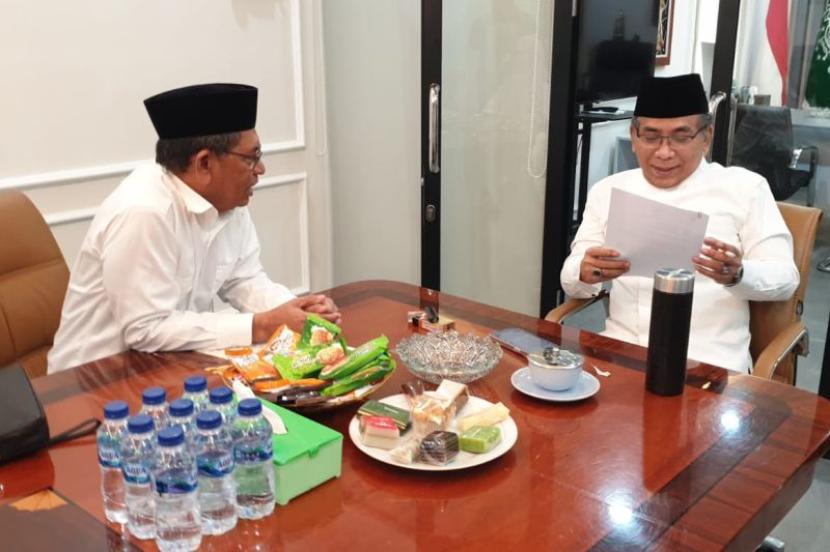 Ketua Umum Pengurus Besar Nahdlatul Ulama (PBNU) Gus Yahya (kanan) menerima kunjungan Zainal Abidin Rahawarin (kiri), di Jakarta, Rabu (5/12/2023).