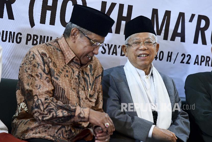 Ketua Umum Pengurus Besar Nahdlatul Ulama (PBNU) KH Said Aqil Siradj (kiri) berbincang dengan KH Ma'ruf Amin (kanan).