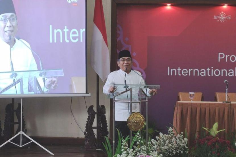 Ketua Umum Pengurus Besar Nahdlatul Ulama (PBNU) KH Yahya Cholil Staquf memberikan pidato kunci saat peluncuran buku berjudul 