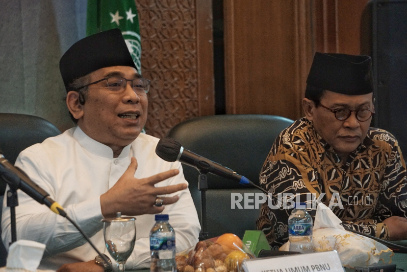 Ketua Umum Pengurus Besar Nahdlatul Ulama (PBNU) KH Yahya Cholil Staquf (kiri, berkemeja putih) di Jakarta, Rabu (2/8/2023). 
