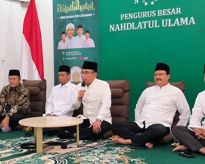 Ketua Umum Pengurus Besar Nahdlatul Ulama (PBNU), KH Yahya Cholil Staquf saat konferensi pers isu-isu mutakhir pasca Idul Fitri 1445 H di Gedung PBNU, Kamis (18/4/2024).
