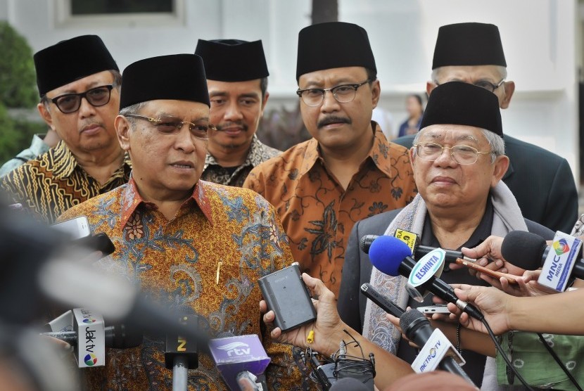  Ketua Umum Pengurus Besar Nahdlatul Ulama (PBNU) Said Aqil Siraj (kiri) didampingi Rais Syuriah PBNU KH. Ma'ruf Amin (kanan) menjawab pertanyaan wartawan seusai pertemuan tertutup dengan Presiden Joko Widodo di Istana Merdeka, Jakarta, Kamis (27/8). 
