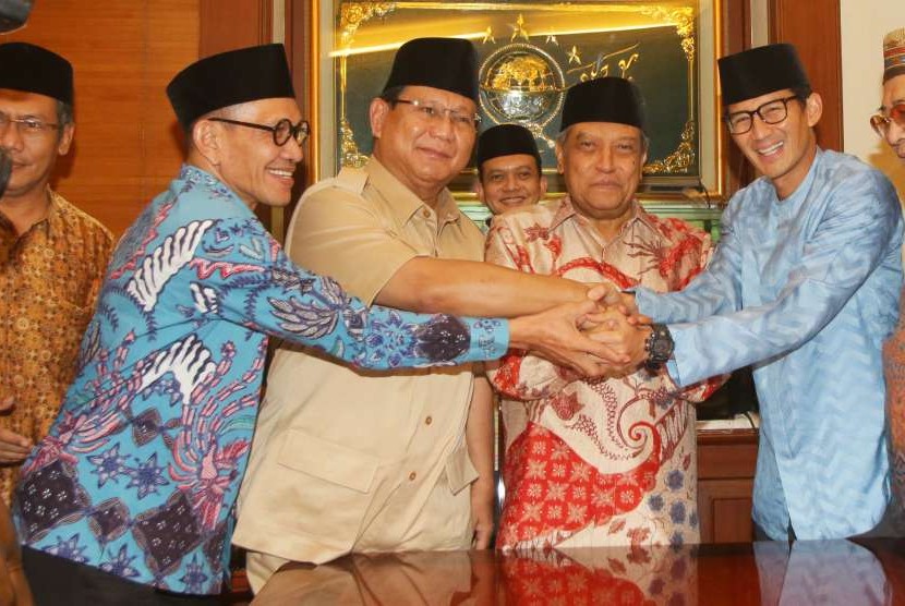 Ketua Umum Pengurus Besar Nahdlatul Ulama (PBNU) Said Aqil Siradj (kedua kanan), Ketua Pengurus Besar Nahdlatul Ulama (PBNU) Robikin Emhas (kiri), dan pasangan Bakal Calon Presiden/Wakil Presiden Prabowo Subianto (kedua kiri)-Sandiaga Uno (kanan) berfoto bertumpu tangan di kantor PBNU, Jakarta, Kamis (16/8).