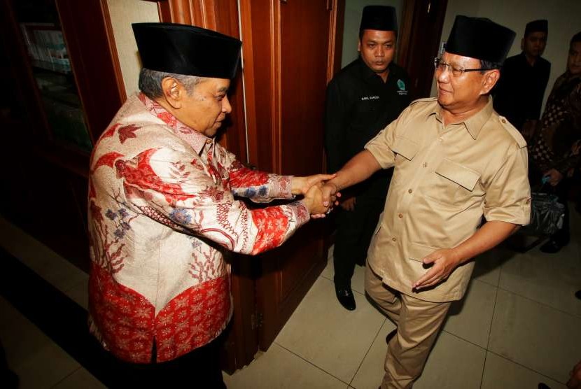 Ketua Umum Pengurus Besar Nahdlatul Ulama (PBNU) Said Aqil Siradj (kiri) menyambut Bakal Calon Presiden Prabowo Subianto (kanan) di kantor PBNU, Jakarta, Kamis (16/8). 