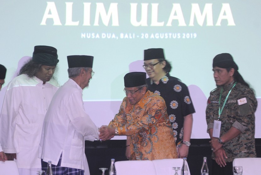 Ketua Umum Pengurus Besar Nahdlatul Ulama (PBNU) Said Aqil Siradj (tengah) berjabat tangan dengan Ketua Dewan Syuro Partai Kebangkitan Bangsa (PKB) Dimyati Rois (kedua kiri) saat Musyawarah Nasional (Munas) Alim Ulama di Nusa Dua, Badung, Bali, Selasa (20/8/2019).