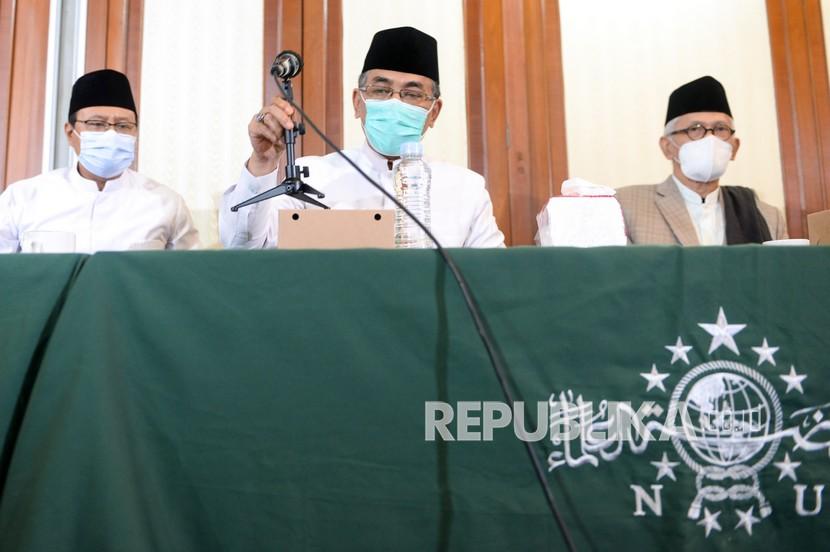 Ketua Umum Pengurus Besar Nahdlatul Ulama (PBNU) Yahya Cholil Staquf (tengah) didampingi Rais Aam PBNU Miftachul Akhyar (kanan) dan Sekjen PBNU Saifullah Yusuf (kiri) bersiap menyampaikan keterangan pers di kantor PBNU, Jakarta, Rabu (12/1/2022). LDNU Larang Wahabi, PBNU: Tak Ada Persetujuan Rais Aam dan Ketum