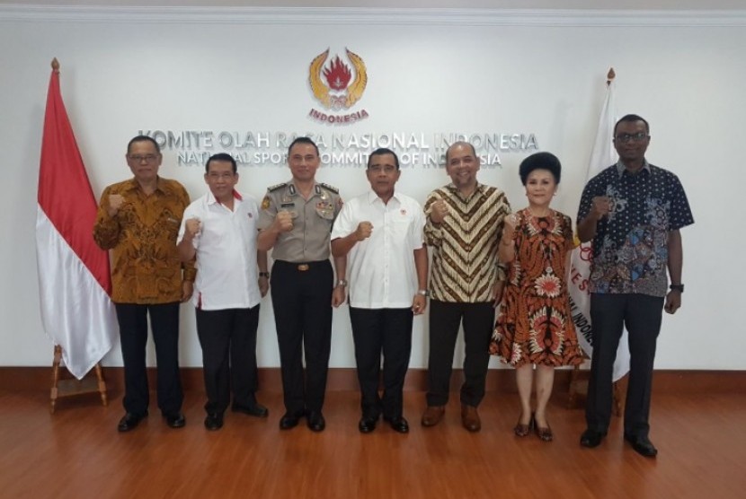 Ketua Umum Pengurus Besar Persatuan Drum Band Indonesia (PB PDBI) Kombes Pol Joko Sarwoko (ketiga kiri).