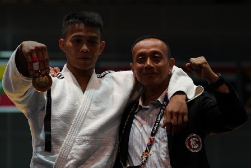 Ketua Umum Pengurus Besar Persatuan Judo Seluruh Indonesia Jenderal TNI Mulyono (kanan) berfoto bersama judoka peraih medali emas judo -73 Kg putra SEA Games XXIX Kuala Lumpur, Iksan Apriyadi (kiri). (Ilustrasi)