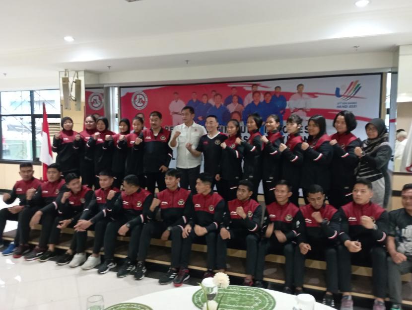 Ketua Umum Pengurus Besar Persatuan Judo Seluruh Indonesia (PB PJSI) Letjen Maruli Simanjuntak (tengah) yang juga menjabat sebagai Pangkostrad saat melepas kontingen judo SEA Games XXXI/2021 Vietnam yang terdiri dari 16 atlet, pada Selasa (10/5/2022) di Makostrad Gambir Jakarta.