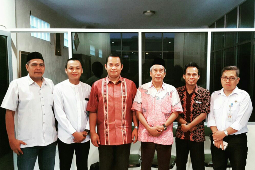 Ketua Umum Pengurus Pusat KAUMY Yogie Maharesi (tengah) bersama Ketua Pengurus Daerah KAUMY Provinsi Bengkulu Apriyanto Kurniawan beserta jajarannya dengan Ketua PWM Provinsi Bengkulu Syaifullah, kamis (28/9) di Bengkulu.   