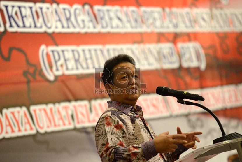  Ketua Umum Pengurus Pusat Perhimpunan Keluarga Besar Pelajar Islam Indonesia, Sutrisno Bachir memberikan paparan saat pembukaan Dialog Kebijakan Ekonomi dalam rangkaian Musyawarah Nasional ke-5 PII di Jakarta, Jumat (13/11). 