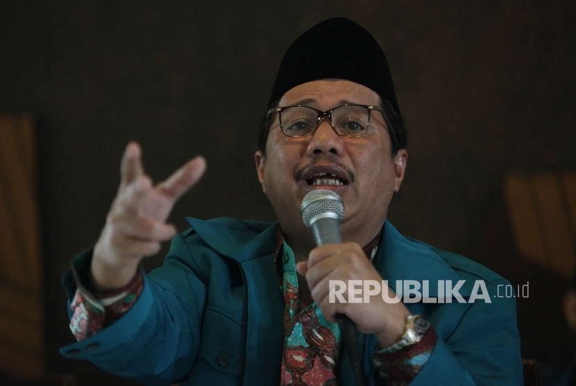 Ketua Umum Pengurus Pusat Persaudaraan Muslimin Indonesia (PP PARMUSI), Usamah Hisyam saat melakukan pernyataan sikap terhadap aksi kampanye LGBT di Jakarta, Jumat (19/2). (Republika/Rakhmawaty La'lang)