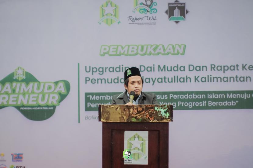 Ketua Umum Pengurus Pusat (PP) Pemuda Hidayatullah Imam Nawawi memberikan kata sambutan pada pembukaan  Rakerwil Pemuda Hidayatullah Kaltim di Balikpapan, Jumat (11/2).