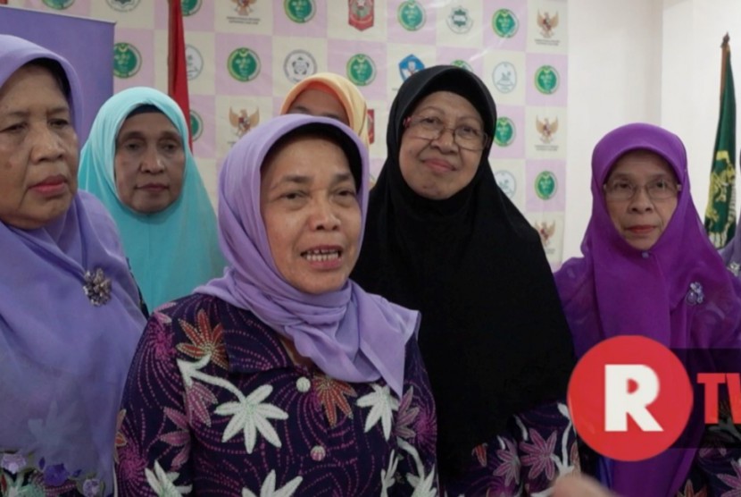 Ketua Umum Pengurus Pusat Wanita Islam (PPWI) Atifah Thaha (ketiga kiri)