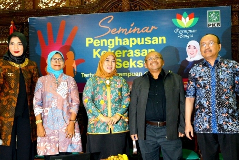 Ketua Umum Perempuan Bangsa, Siti Masrifah (tengah) dalam Seminar tentang Kekerasan Seksual di Jakarta, Selasa (31/5).