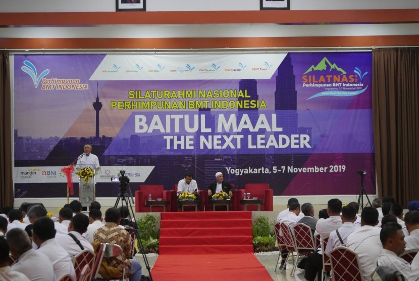  Ketua Umum Perhimpunan BMT Indonesia, Jularso, saat memberikan arahan dalam Silatnas ke-10 Perhimpunan BMT Indonesia di Prima SR Hotel and Convention Yogyakarta, Rabu (6/11). 