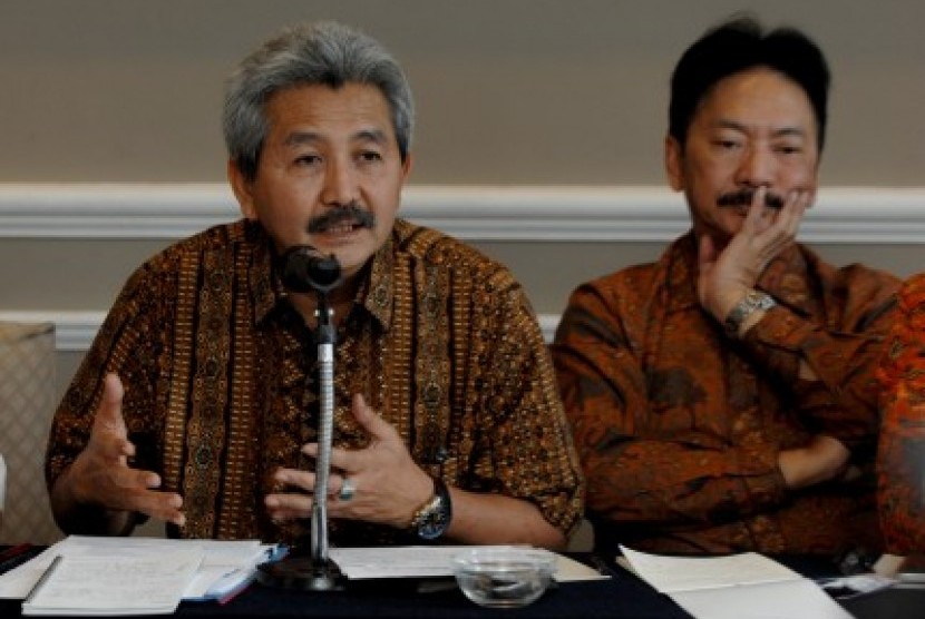 Ketua Umum Persatuan Insinyur Indonesia (PII) Hermanto Dardak (kiri) didampingi anggota Dewan Pakar PII, Rully Chairul Azwar (kanan) berbicara pada acara Refleksi Akhir Tahun 2015 di Jakarta, Kamis (31/12).