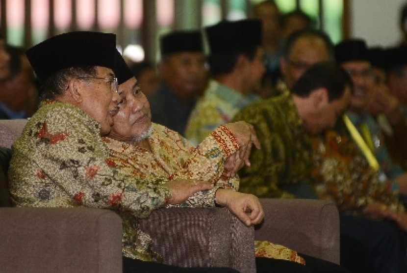 Ketua Umum Persatuan Islam (Persis) Maman Abdurrahman (kanan) berbincang bersama Wakil Presiden Jusuf Kalla (kiri) sesaat sebelum pembukaan Muktamar Persis yang Ke-XV di Asrama Haji Pondok Gede, Jakarta, Sabtu (21/11). 