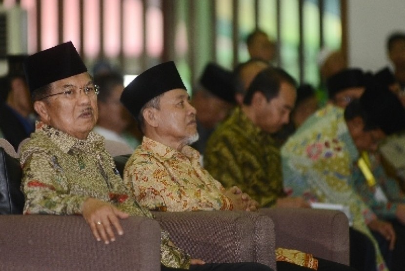 Ketua Umum Persatuan Islam (Persis) Maman Abdurrahman (kanan) bersama Wakil Presiden Jusuf Kalla (kiri) menghadiri Muktamar Persis yang Ke-XV di Asrama Haji Pondok Gede, Jakarta, Sabtu (21/11). 
