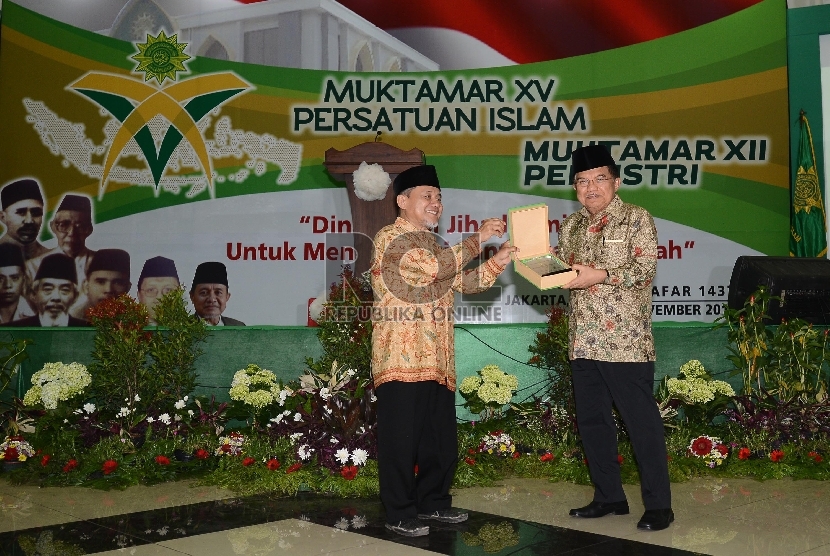 Ketua Umum Persatuan Islam (Persis) Maman Abdurrahman (kiri) memberikan plakat kepada Wakil Presiden Jusuf Kalla (kanan) saat pembukaan Muktamar Persis yang Ke-XV di Asrama Haji Pondok Gede, Jakarta, Sabtu (21/11).Republika/Raisan Al Farisi