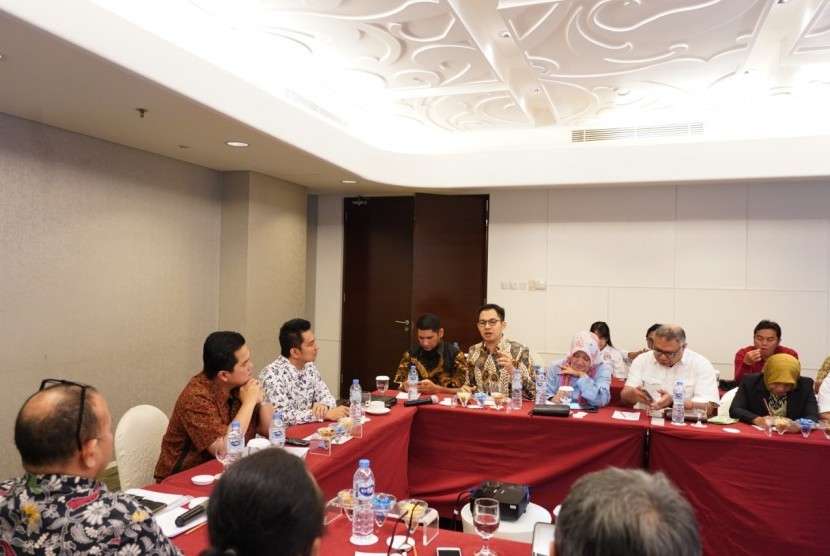 Ketua Umum Persatuan Radio Siaran Swasta Nasional (PRSSNI) Pusat periode 2019-2023, Erick Tohir saat membuka acara diskusi PRSSNI dengan Komisi Penyiaran Indonesia (KPI) di Jakarta, Senin (26/8).
