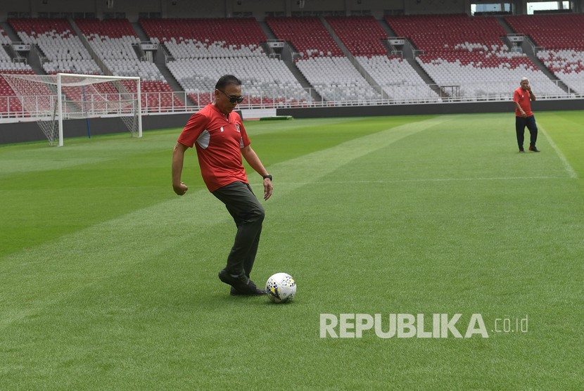 Ketua Umum Persatuan Sepak Bola Seluruh Indonesia (PSSI) Mochamad Iriawan menendang bola di sela peninjauan Stadion Utama Gelora Bung Karno (SUGBK) di Senayan, Jakarta, belum lama ini.
